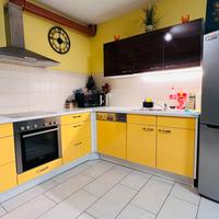 Una cucina completa piu un frigorifero