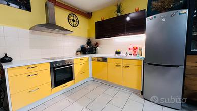 Una cucina completa piu un frigorifero