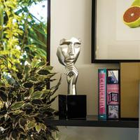 Statua d’arredo volto riflessivo