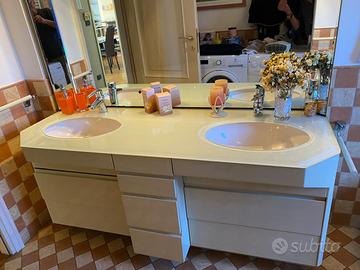 Bagno completo di sanitari e box doccia