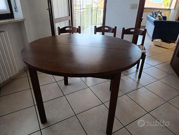 Tavola da cucina con tre sedie