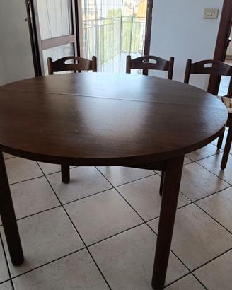 Tavola da cucina con tre sedie