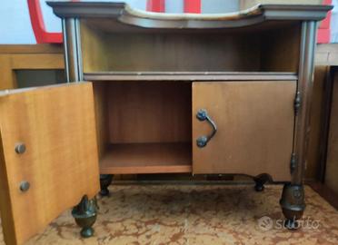 Mobile vintage a 2 ante,con 2 ripiani ,non present