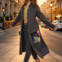 Cappotto grigio con dettagli colorati