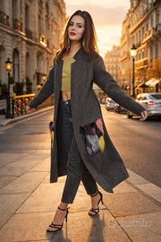 Cappotto grigio con dettagli colorati