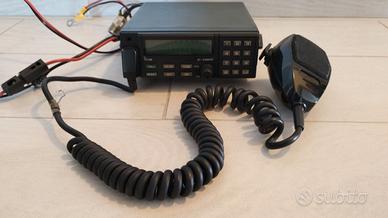 Ricetrasmittente VHF marca ICOM modello IC-V200TW