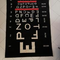 Tappeto nero con tavola mista oculista scritte