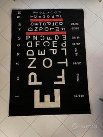 Tappeto nero con tavola mista oculista scritte