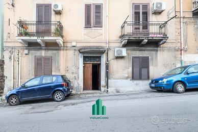 Palermo - via decollati | 3 vani locato a reddito