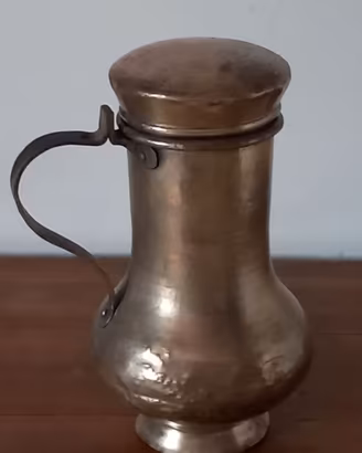 Brocca di metallo con coperchio (antica)