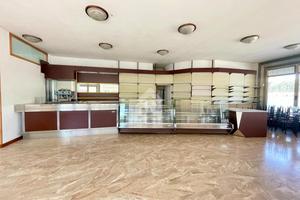 NEGOZIO A SAN PIETRO IN GU