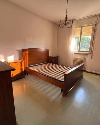 Camera da letto in stile antico in legno
