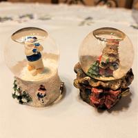 2 sfere di vetro natalizie con la nevicata interna