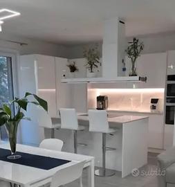 cucina americana +isola con dekton marca MAISON 