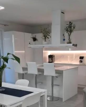 cucina americana +isola con dekton marca MAISON 