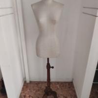manichino sartoriale donna con base in legno