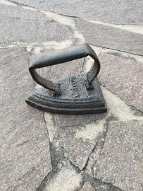 ferro da stiro vecchio in ferro 