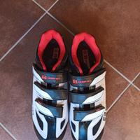 Scarpe montebike con gancio pedali.