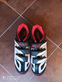 Scarpe montebike con gancio pedali.