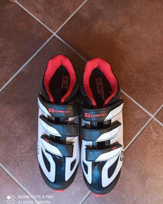 Scarpe montebike con gancio pedali.
