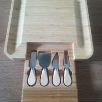 Tagliere massiccio in Bambù con coltelli 34x34