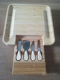 Tagliere massiccio in Bambù con coltelli 34x34