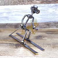 Scultura viti e bulloni sci alpino sciatore slalom