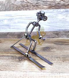 Scultura viti e bulloni sci alpino sciatore slalom