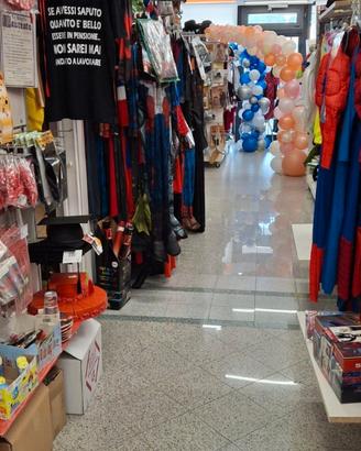 Negozio avviato con clientela e magazzino