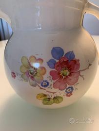 Brocca con decoro floreale