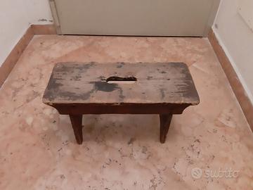 Vecchio panchetto sgabello scalino in legno