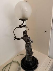 Lampada donna che illumina