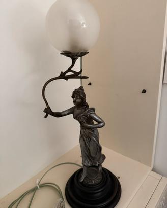 Lampada donna che illumina