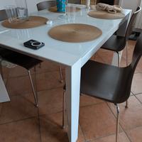tavolo bianco lucido, piano in vetro 