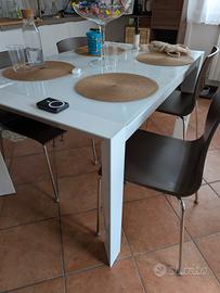 tavolo bianco lucido, piano in vetro 