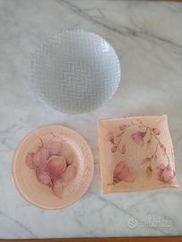 Tre eleganti soprammobili in vetro decorato