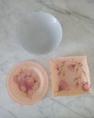Tre eleganti soprammobili in vetro decorato