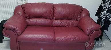 due Divani colore rosso a due posti