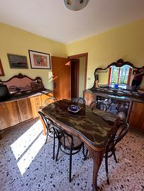 Sala da pranzo anni ’50 in legno massello e vetro