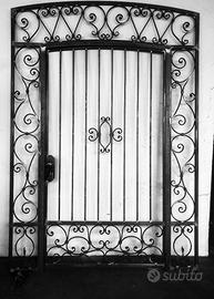 Cancello in ferro battuto finemente lavorato
