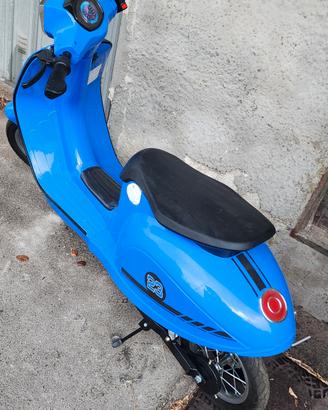scooter elettrico per bambini (stile vespa)
