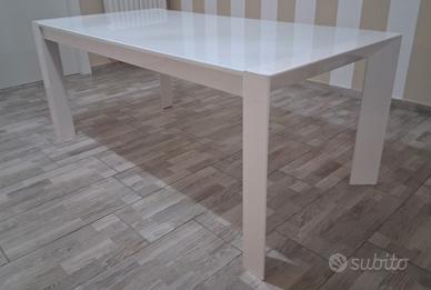 tavolo in legno con vetro 180m allungabile 340