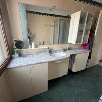Mobile bagno con lavabo e specchio