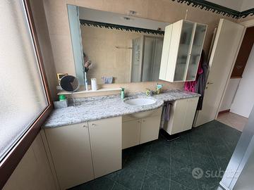 Mobile bagno con lavabo e specchio