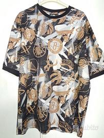 Maglia New Era. NBA AOP (All Over Print). Taglia M