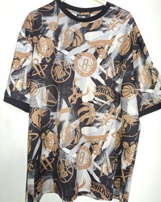 Maglia New Era. NBA AOP (All Over Print). Taglia M