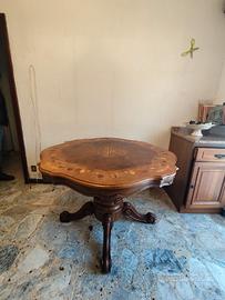 Tavolo rotondo in legno intarsiato
