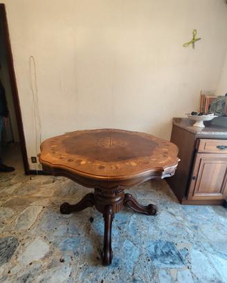 Tavolo rotondo in legno intarsiato