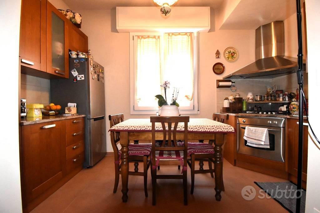 Villa di 207 m² con 5 locali e box auto a Guastall - Vista 6