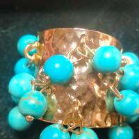 Anello con turchese regolabile.